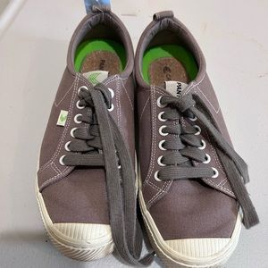 Cariuma Pantone Lion canvas shoe